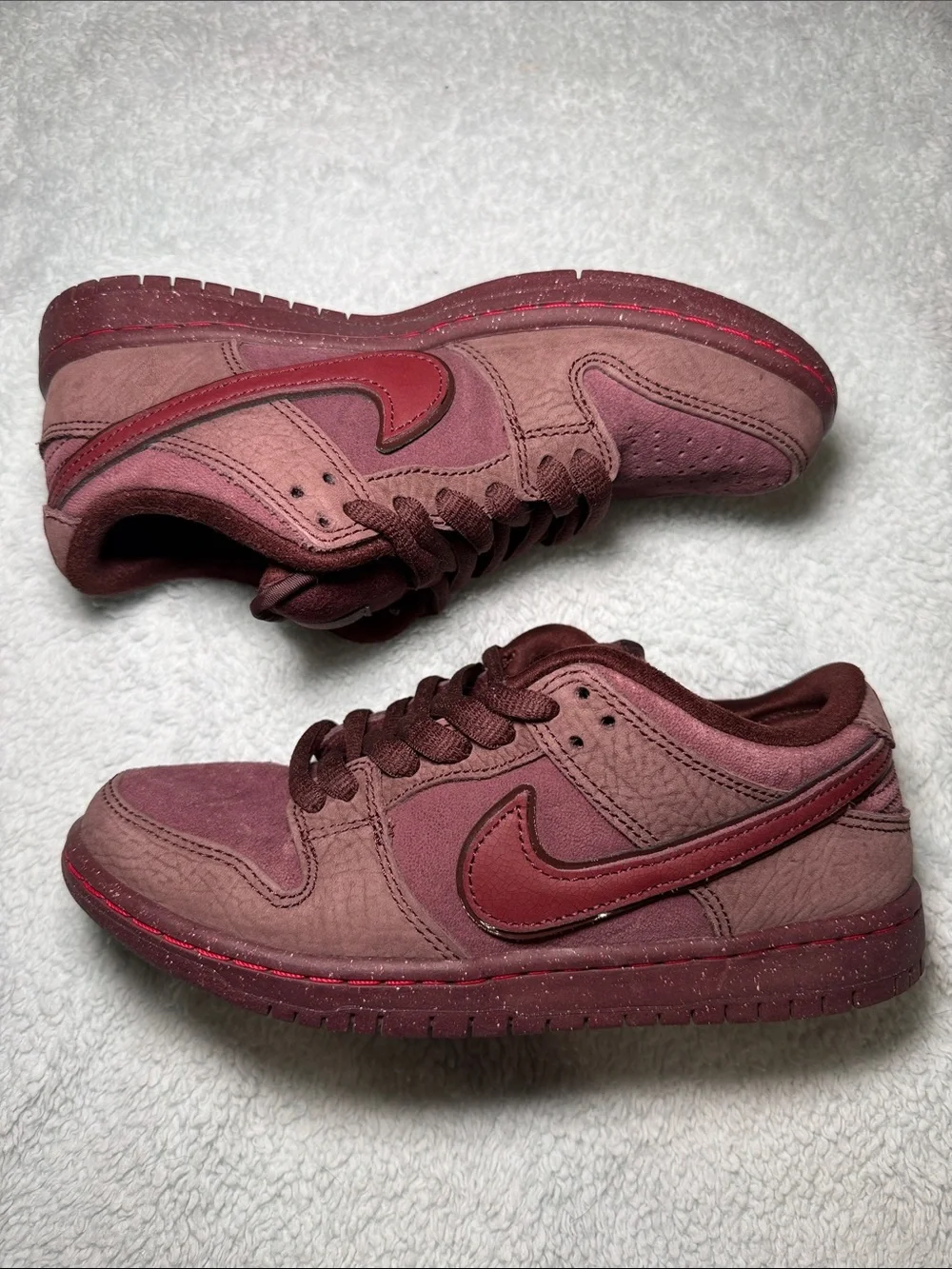 Nike SB Dunk Low City of Love Burgundy Crush Size 5 Men / 6.5 Women. FN0619-600